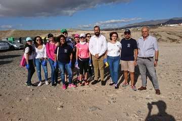 Limpieza llevada a cabo por voluntarios en la playa de Aguadulce (Foto TA)